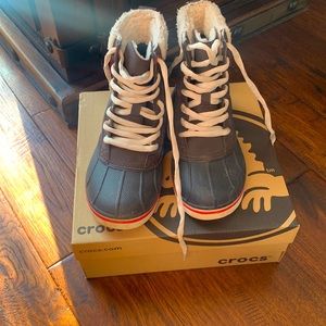 Insulated boots. Waterproof. Ideal for snow or cold rainy days.